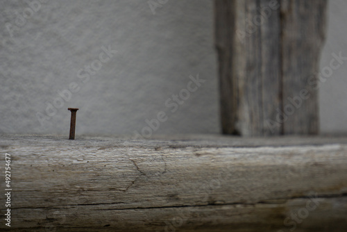 Foto di un chiodo arrugginito in una scala di legno photo