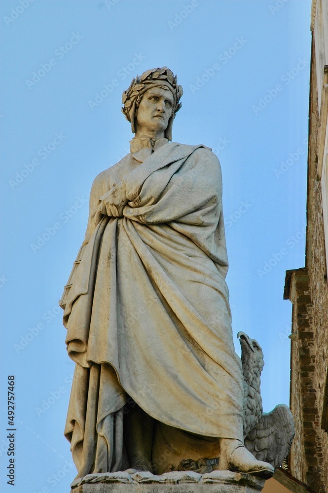 Fototapeta premium statua di Dante Alighieri in piazza Santa Croce davanti alla Basilica. Firenze