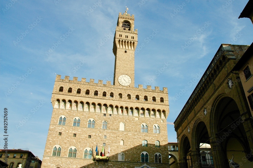 Palazzo Vecchio ( comune di Firenze) con la torre di Arnolfo e di lato la Loggia dei Lanzi con tutte le sue opere originali.