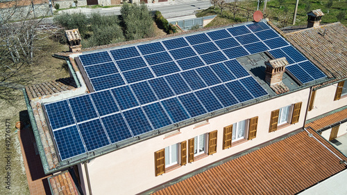 Vista aerea di un abitazione con i pannelli fotovoltaici sul tetto photo