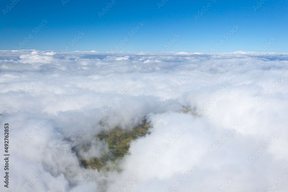 mer de nuages Pyrénées depuis le pic du midi mer de nuages Pyrénées depuis le pic du midi