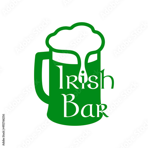 Día de San Patricio. Logotipo con texto Irish Bar en silueta de jarra de cerveza con espuma en espacio negativo en color verde