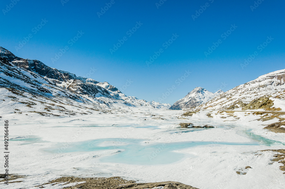 Bernina, Lago Bianco, Val Bernina, Wanderweg, Alpen, Graubünden, Winter,  Wintersport, Eis, Stausee, Schneedecke, Berninaexpress, Schweiz