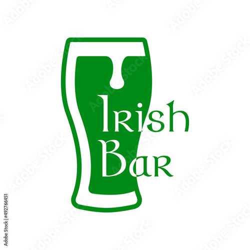 Día de San Patricio. Logotipo con texto Irish Bar en silueta de vaso de cerveza con espuma en espacio negativo en color verde
