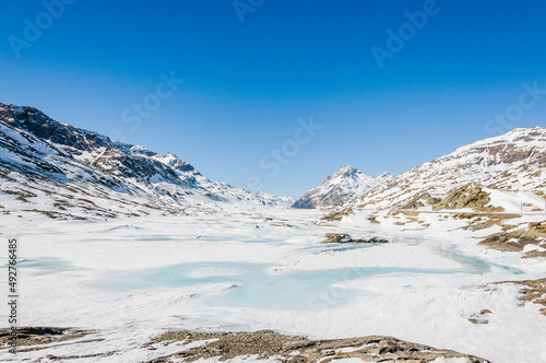 Bernina, Lago Bianco, Val Bernina, Wanderweg, Alpen, Graubünden, Winter, Wintersport, Eis, Stausee, Schneedecke, Berninaexpress, Schweiz