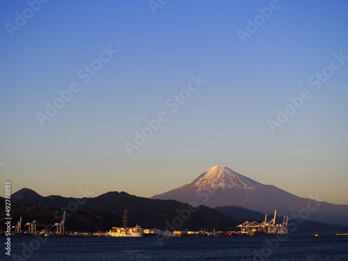 ＜夕暮れ＞清水港からみた興津ふ頭越しの富士山