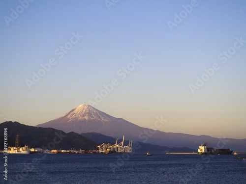 ＜夕暮れ＞清水港からみた興津ふ頭越しの富士山