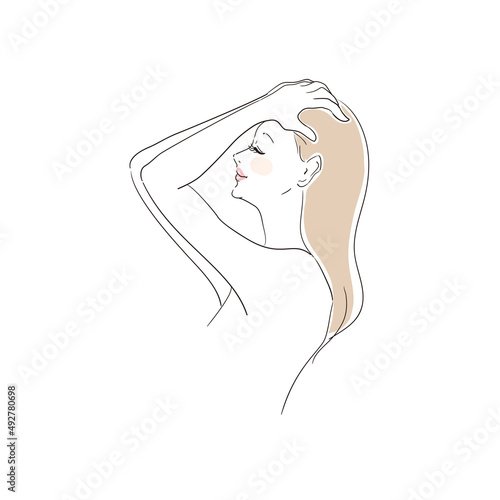 手櫛で髪を整える美しい女性