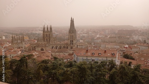 Panorámica de la Catedral de Burgos, España en un día de calima. © Gabrieuskal
