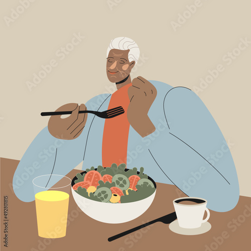Hombre moreno con lentes desayunando y disfrutando de huevo con café. Adulto comiendo saludable, ensalada, jugo y café. 