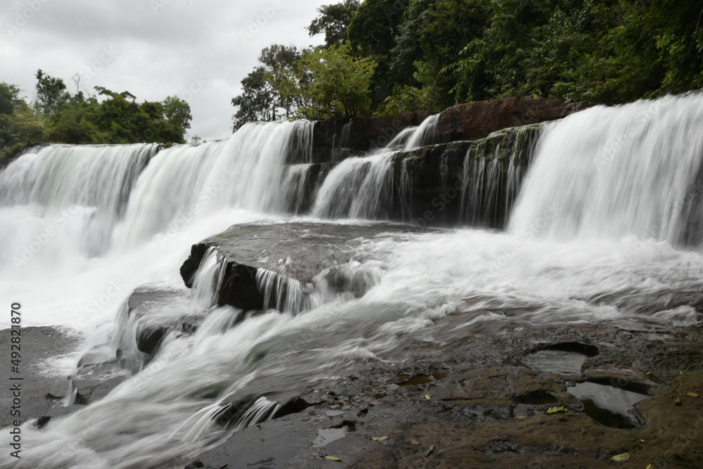 Fototapeta premium l'eau des cascades de la Guinée 