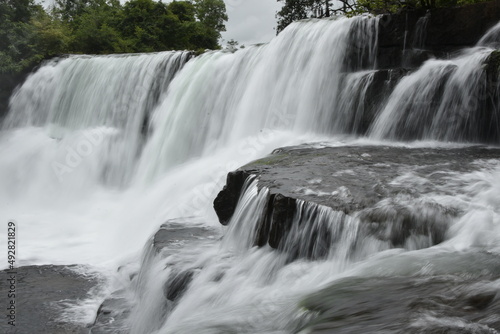 les chutes d'eau de la Guinée appelées le chateau d'eau de l'afrique de l'Ouest 