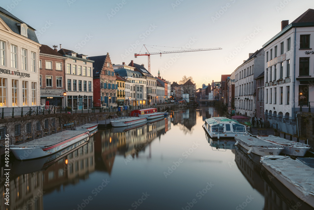 Canal dans le centre historique de Gand en Belgique. 