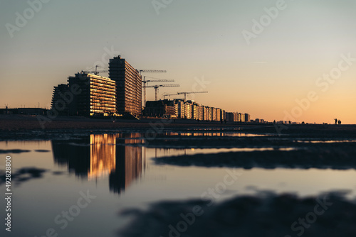 Bord de mer au coucher du soleil avec des reflets dans l'eau à Ostende en Belgique. 
