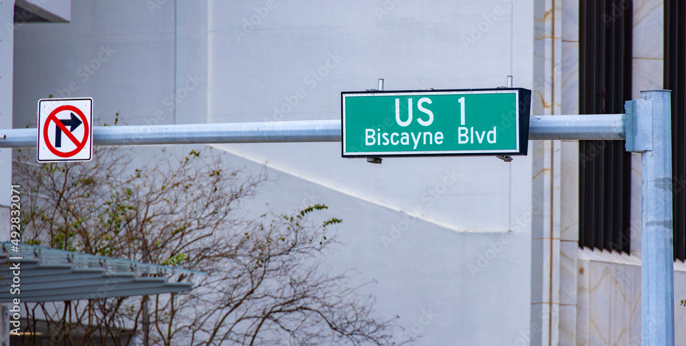 Naklejka premium US1 Biscayne Blvd street sign in Miami - travel photography