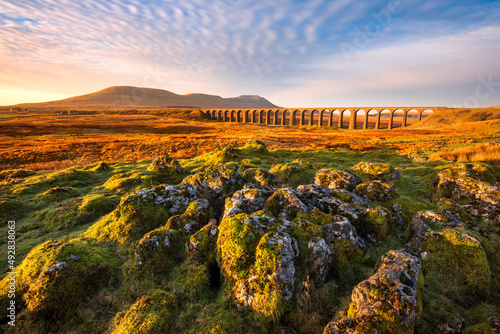 Foto Beautiful scenic view with golden morning light at Ribblehead Viaduct in The Yorkshire Dales National Park, UK