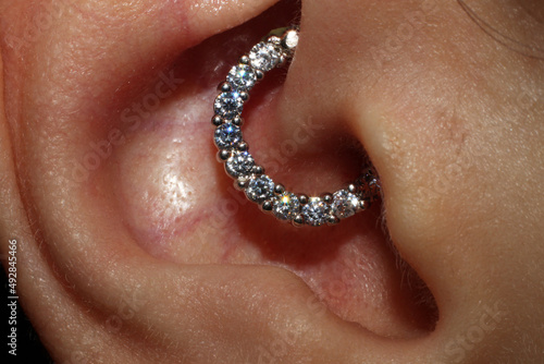 Fotografia Girl ear piercing
