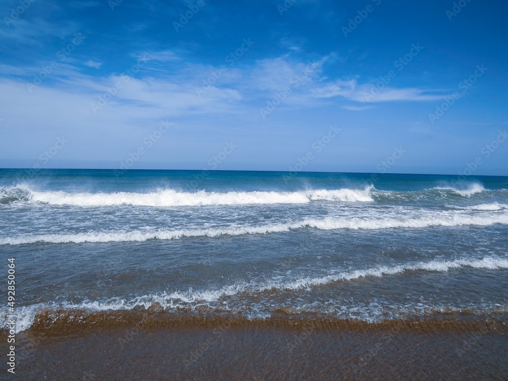 Olas en la playa de Maspalomas, Gran Canaria, España. Una hermosa playa de arena muy visitada por los turistas de la isla. Olas en la playa de Maspalomas, Gran Canaria, España. Una hermosa playa de arena muy visitada por los turistas de la isla.