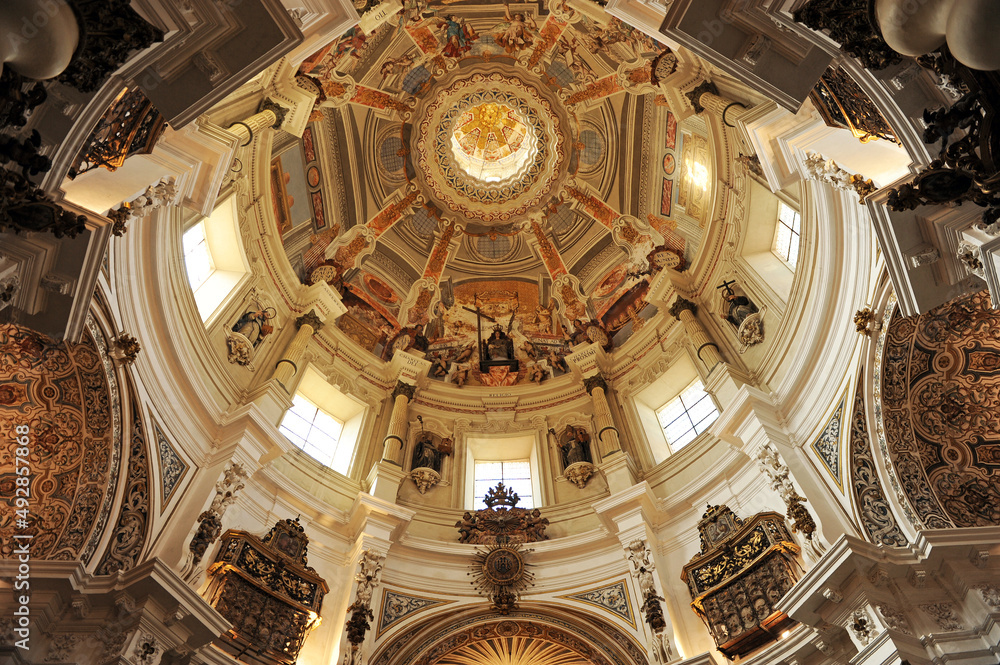 Fototapeta premium Interior barroco de la Iglesia de San Luis de los Franceses en Sevilla, España. Arquitectura barroca de Sevilla 