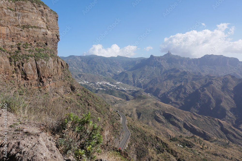 Blick von Artenara auf die Caldera de Tejeda mit Roque Bentayga und Roque Nublo auf Gran Canaria