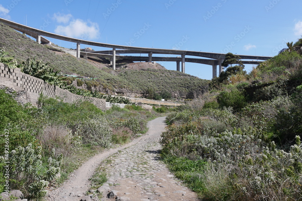 Autobahnbrücke über den Barranco Guiniguada in Las Palmas