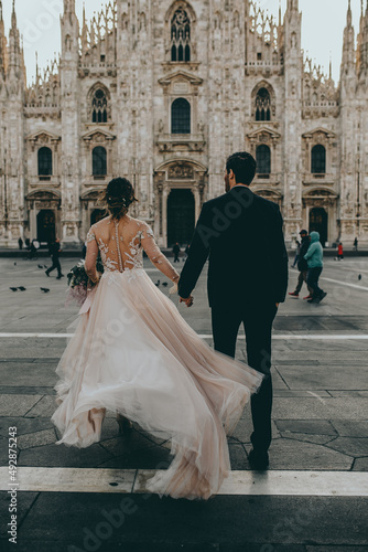 Wdding couple in the heart of Milan, Italy