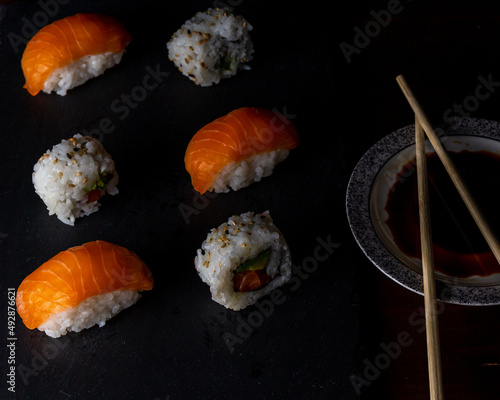 shushi, plato de sushi con aguacate y salmon. 