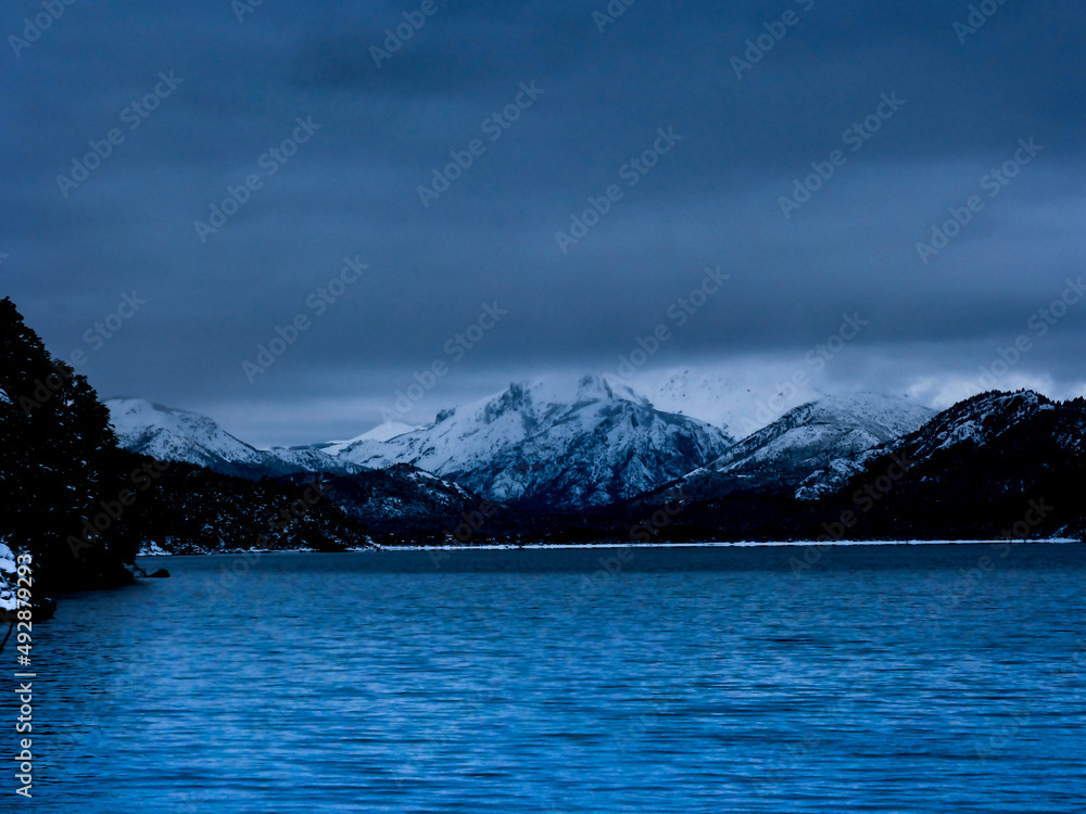 Paisaje de lago con montañas con nubes en el cielo y el lago, Patagonia Argentina