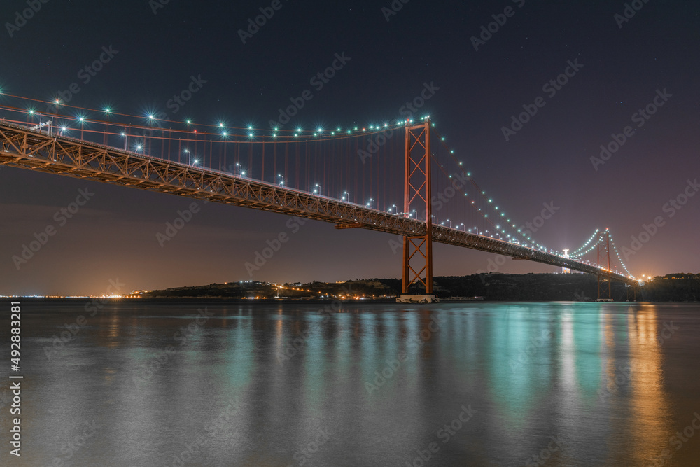 Obraz premium Night landscape at Ponte 25 de Abril in Lisbon, Portugal