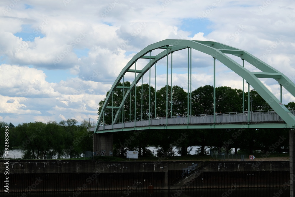 FU 2021-05-13 Rheinhafen 402 Brücke mit rundem Bogen
