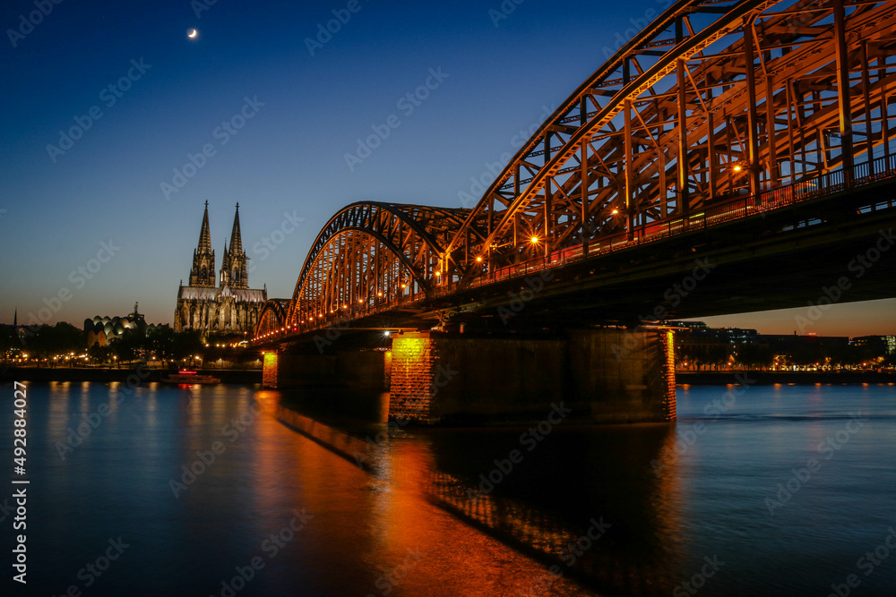 Obraz premium The Hohenzollern Bridge and Cologne Cathedral in the city of Cologne, Germany