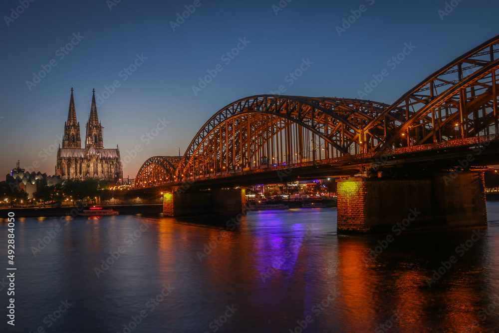 Obraz premium The Hohenzollern Bridge and Cologne Cathedral in the city of Cologne, Germany