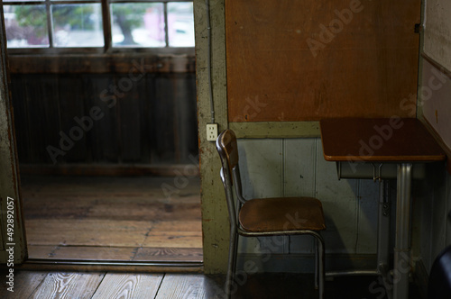 昔の小学校の教室に置かれた机といす（岡山県真庭市 旧遷喬尋常小学校）