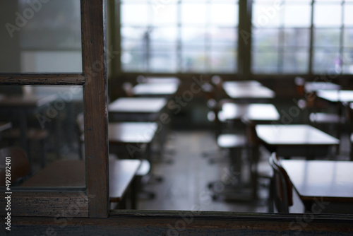 廊下から見る昔の小学校の教室（岡山県真庭市 旧遷喬尋常小学校）