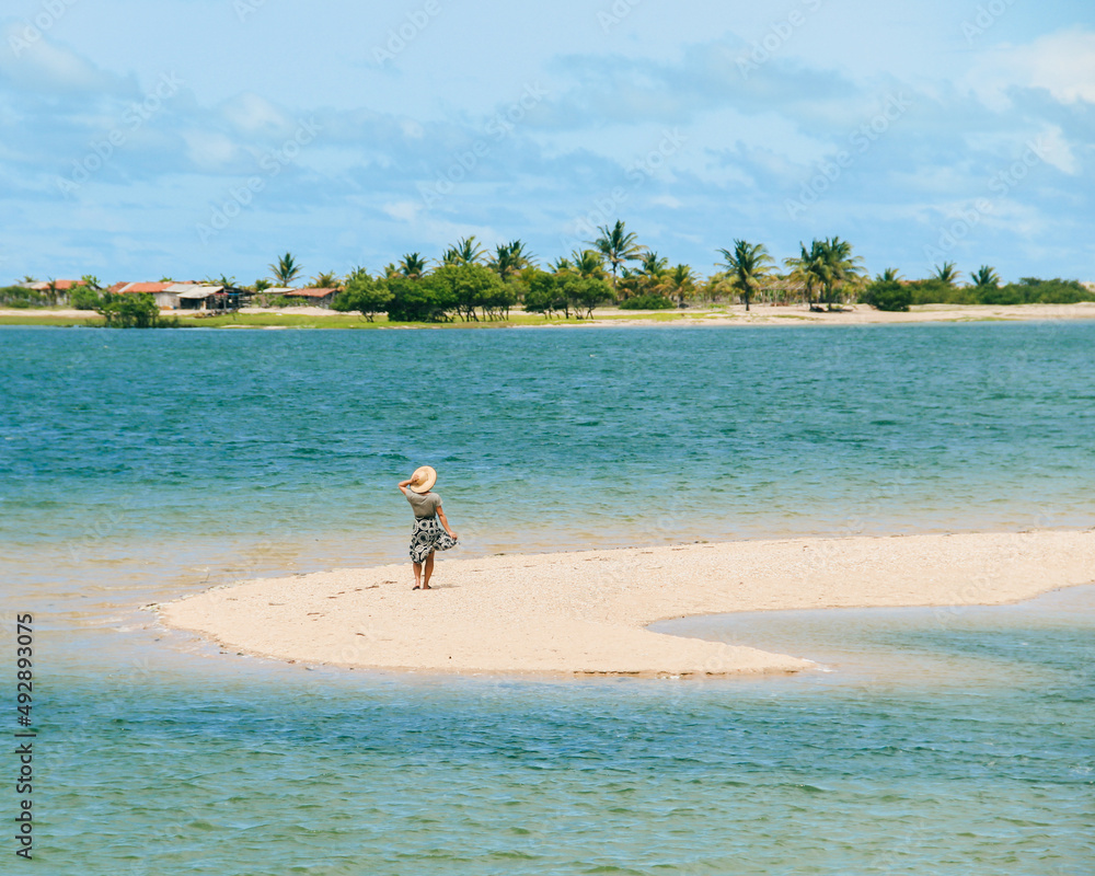 Mulher caminhando na areia na Ilha de Guajiru, itarema, Cearà