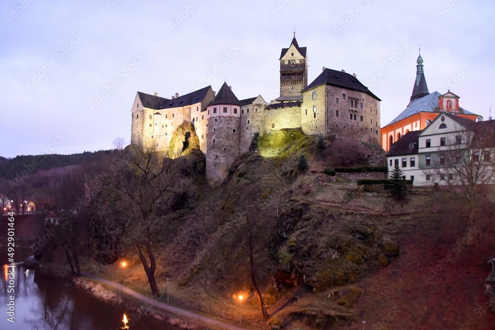 Burg Loket auf einem Hügel über dem Fluss