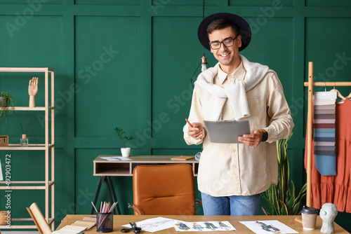 Smiling fashion designer wo...