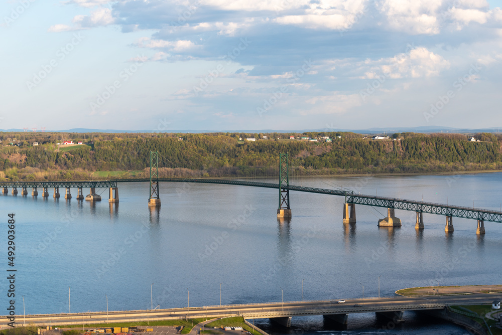 The bridge (le pont de l'ile) above the St Lawrence river between the Quebec city and the Orleans isle.
