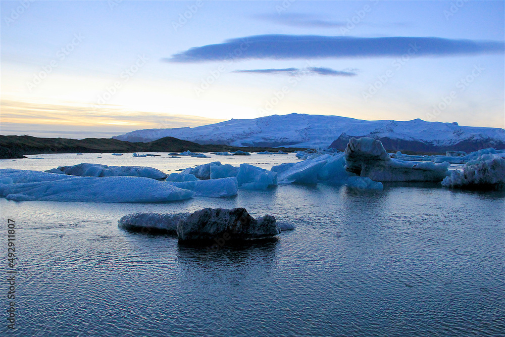 Obraz premium Beautiful Iceland scenes from the Glacial Lagoon during golden hour as large pieces of glacier float through the lagoon and make their way out to sea
