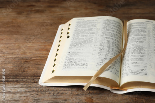 Tableau sur toile Open Bible on wooden table. Christian religious book