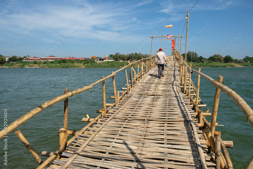 Ταπετσαρία Kampong Cham, Cambodia - February 2022: The Kampong Cham bamboo bridge in Cambodia is the longest in the world on February 6, 2022 in Kampong Cham, Cambodia