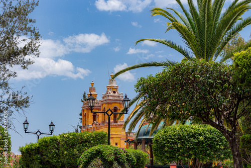Église coloniale dans une ville magique du Mexique photo