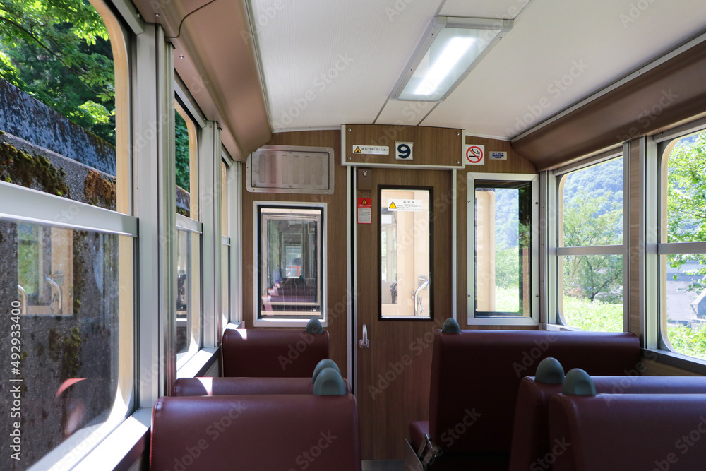Fototapeta premium 宇奈月温泉、トロッコ、黒部峡谷