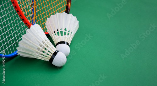 Cuadro en lienzo Cream white badminton shuttlecock and rackets on green floor in indoor badminton court, soft and selective focus, copy space, concept for badminton lovers around the world