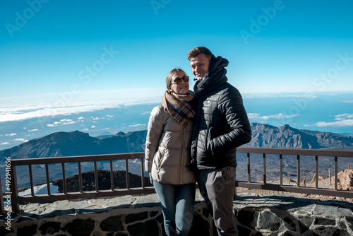 para na szczycie góry ponad chmurami