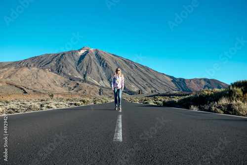 kobieta na drodze przed górą