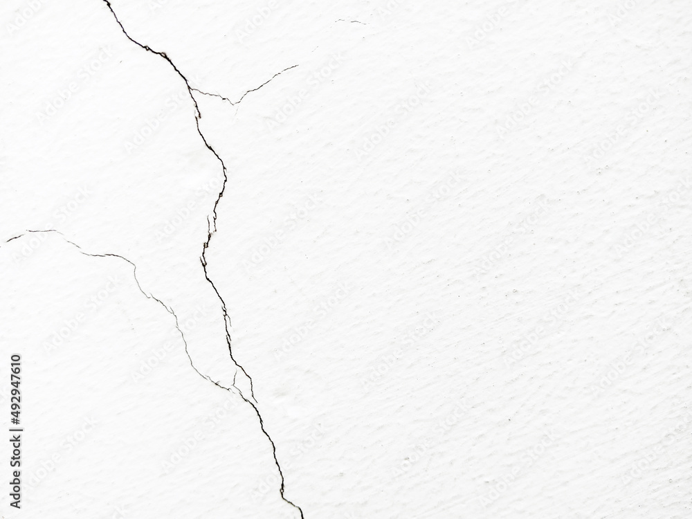 Obraz premium Cracked white wall, concrete wall texture, crack background.