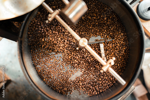 Foto Roasted coffee beans in a cooling machine