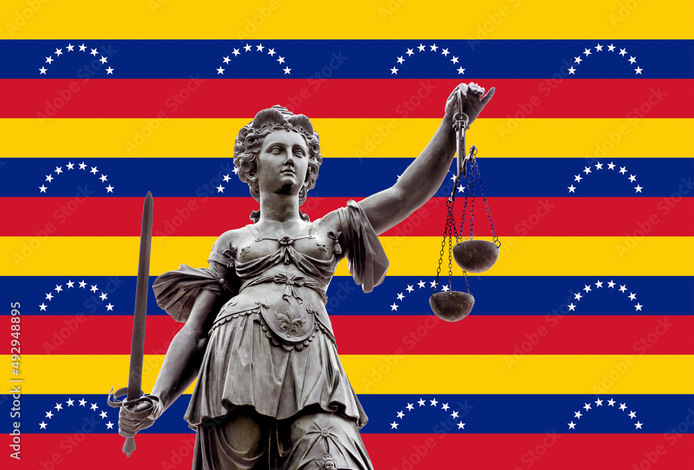 Fototapeta premium Die Justitia, das Symbol für Gerechtigkeit uind Justiz mit Schwert und Waage vor der belarussischen Flagge