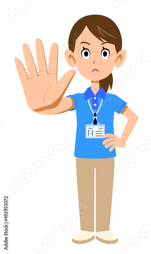 半袖のポロシャツ姿でネームタグを身に着けた女性スタッフの制止する仕草
